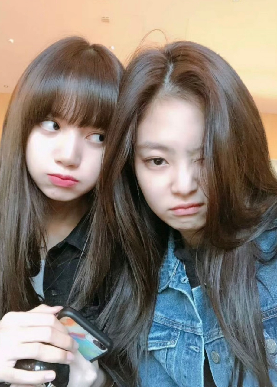 回看jennie和lisa旧照,jennie还是出道时那张脸,lisa却早已不是当初的
