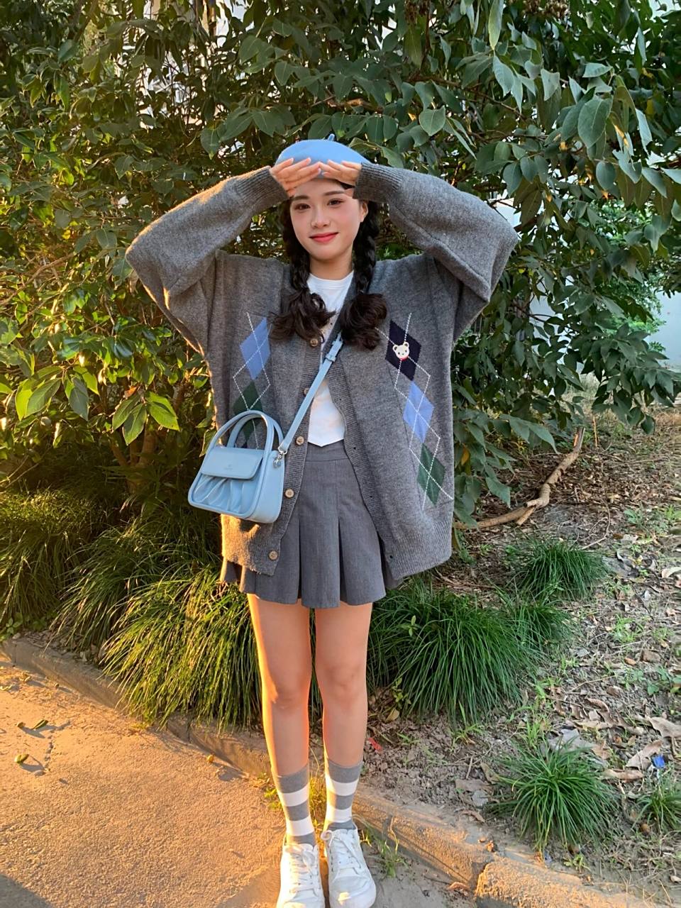 hi～这里是大头妹妹 落日前的九宫格全身照姿势来啦～ 可爱的女孩子