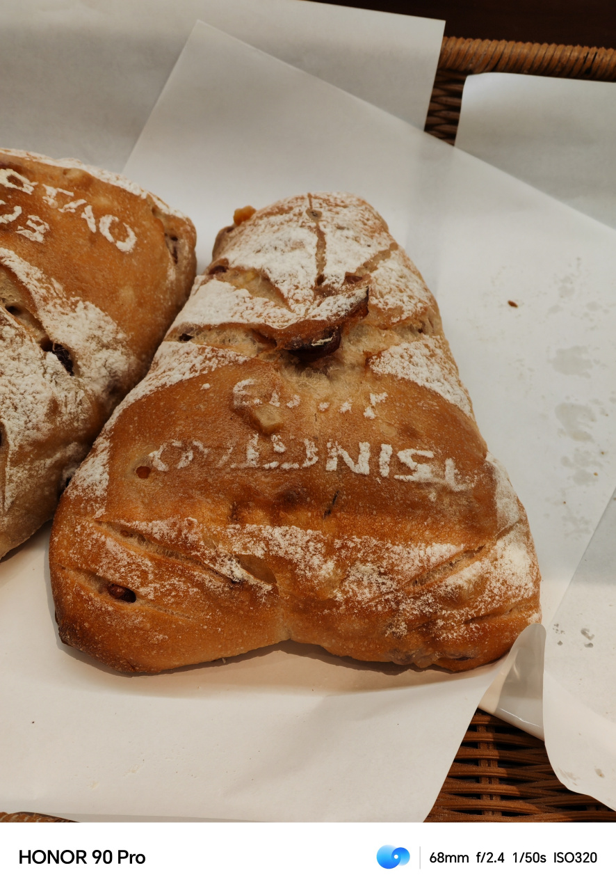 青岛啤酒出的面包,说是加了啤酒酵母发酵做的,最经典的原浆芭娜娜没赶