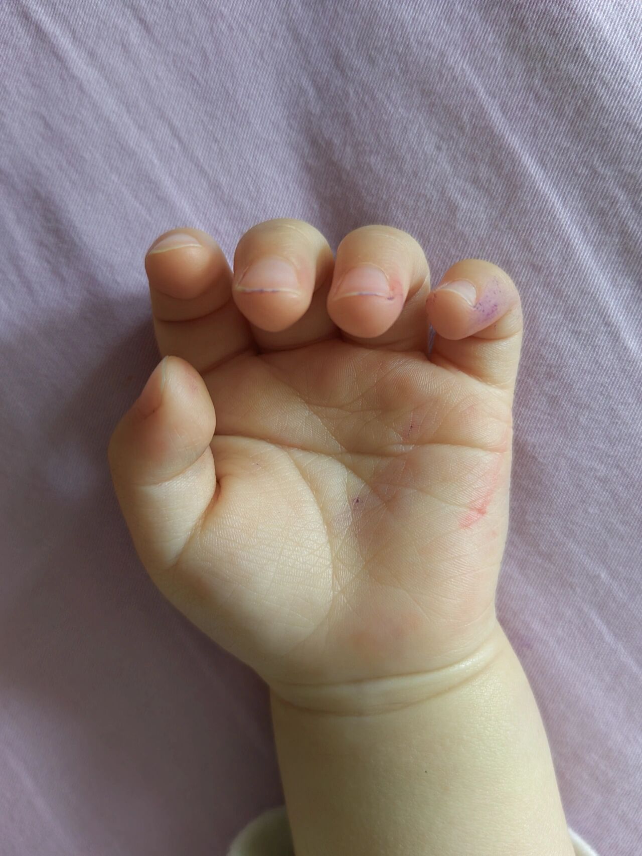 这算是断掌么? 99宝宝的手纹,这算是断掌么03