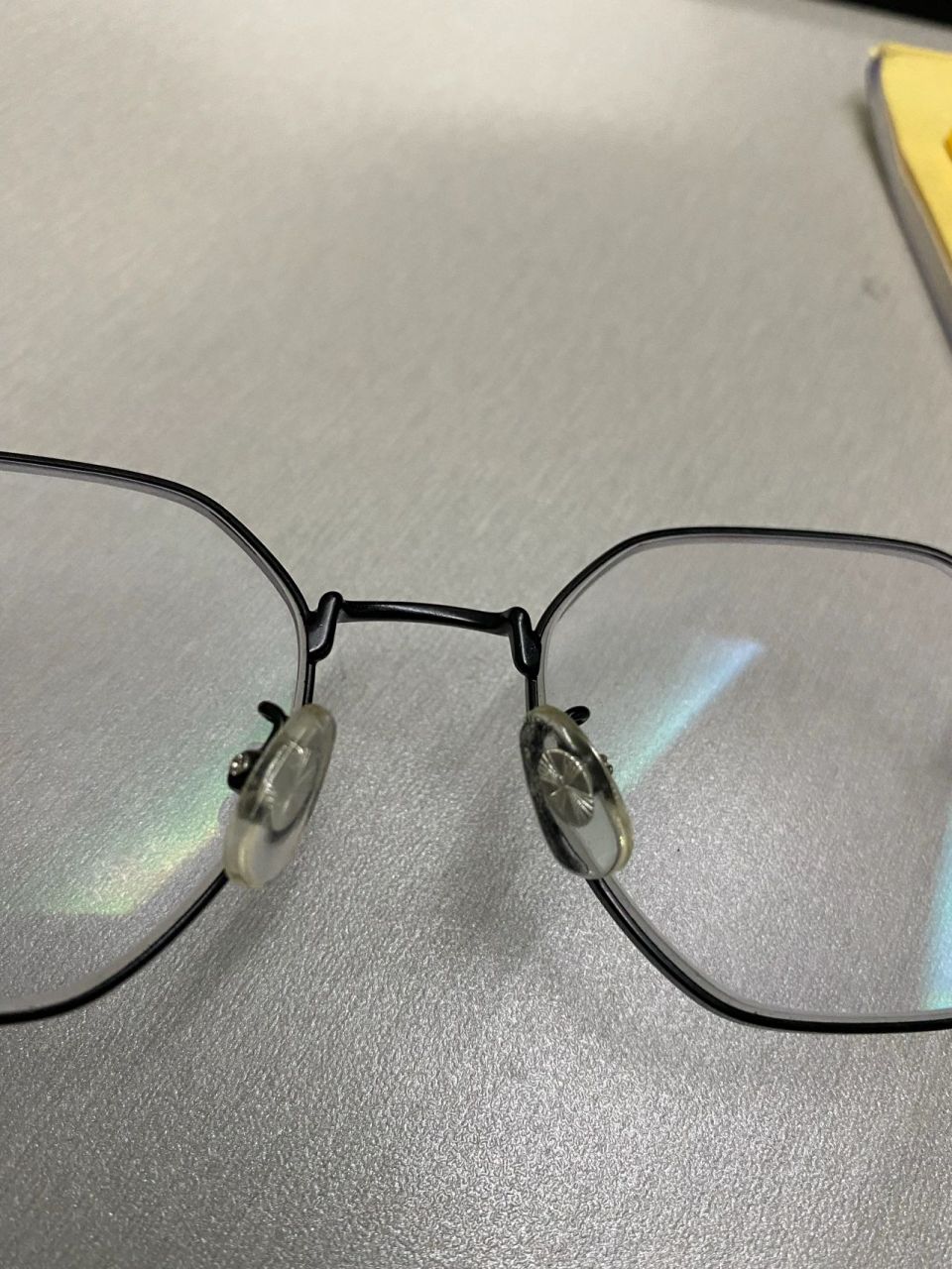 眼镜的鼻托到底是怎么装的?