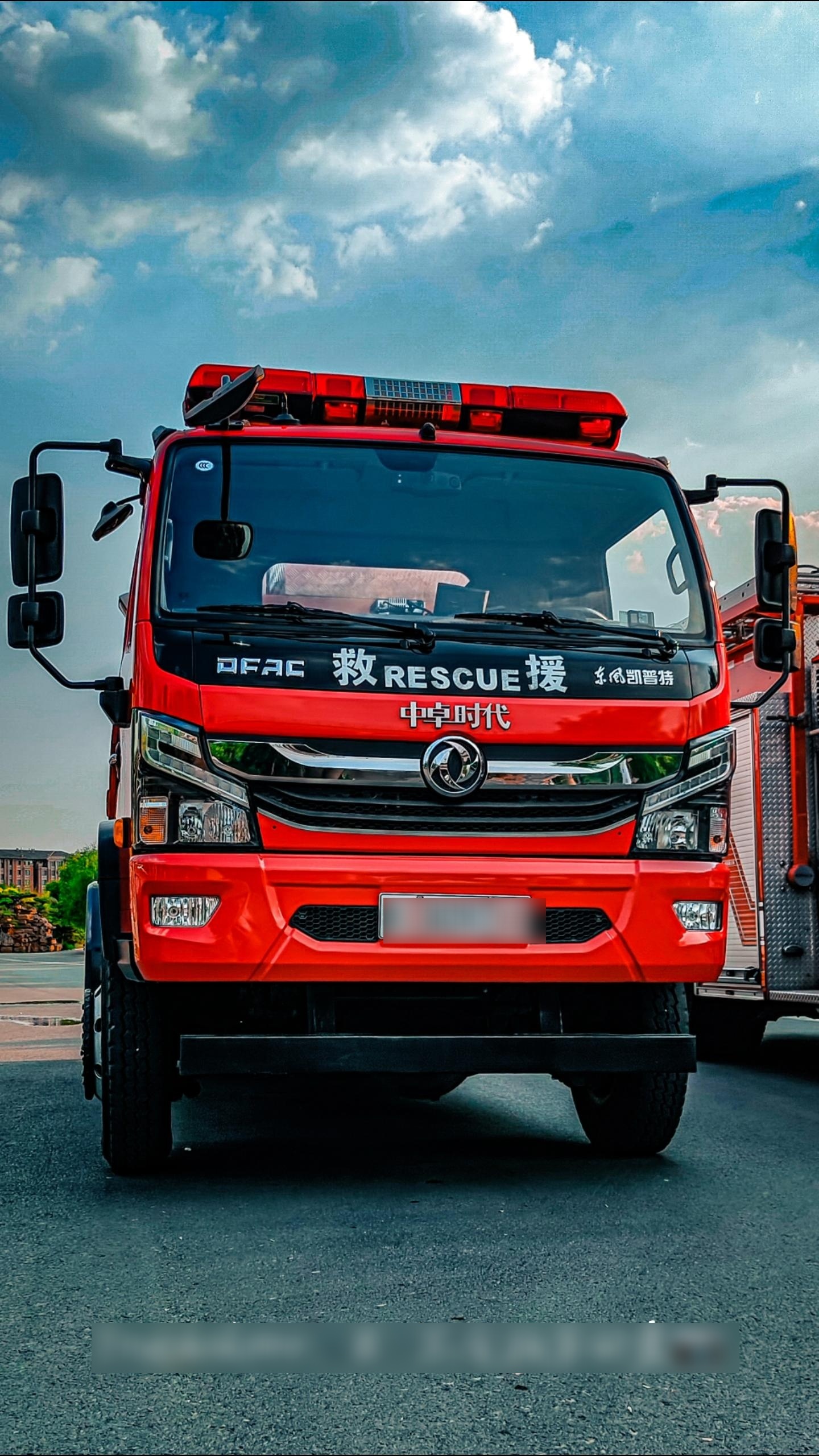 红色战车,来自大洋彼的岸美国豪士科a类泡沫消防车,国产东风凯普特