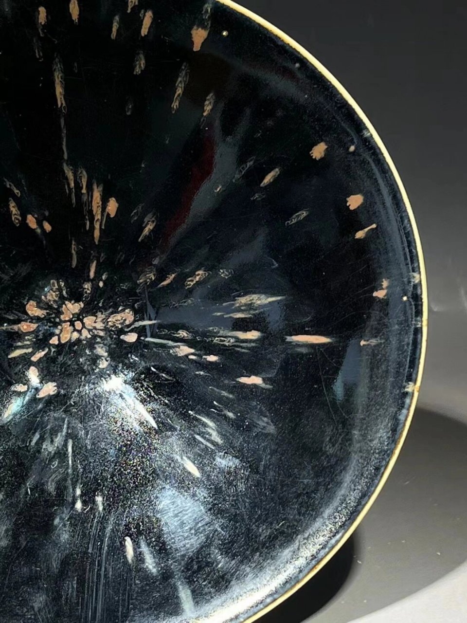 定窑黑釉天外飞仙斗笠碗