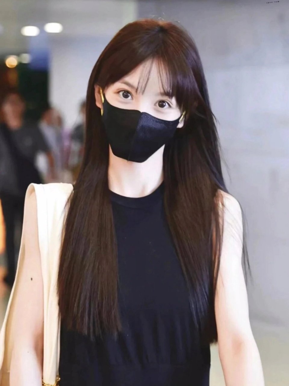 好奇怪,逛街的时候发现现在长发及腰的女孩子真的很少,已经经常见,很