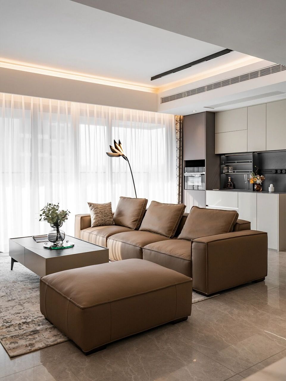 黑白灰的硬装加暖色的软装,高级又温馨 不是横厅,胜似横厅.