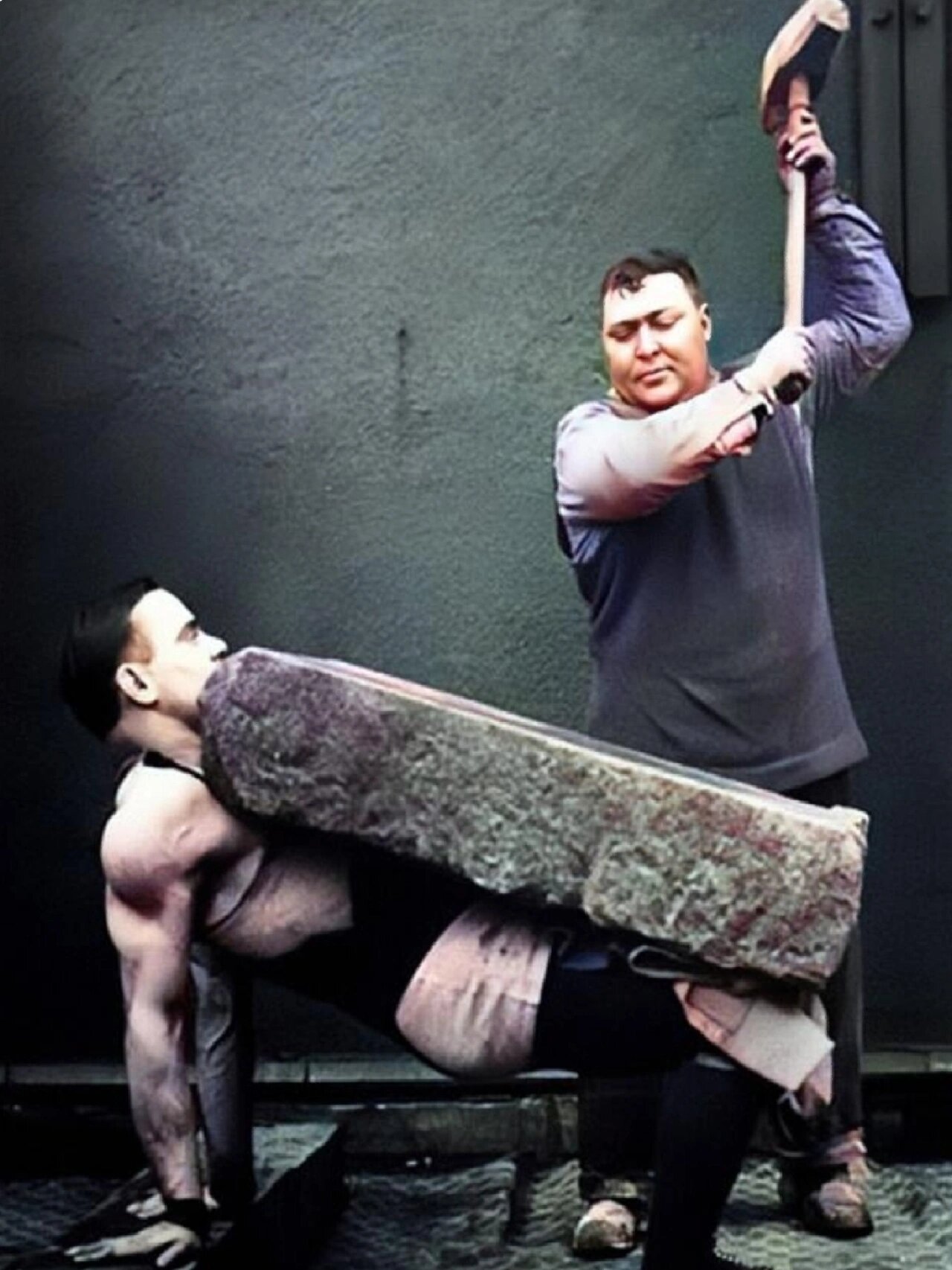 这张照片拍摄于1928年,英国伦敦街头,两名江湖好汉正在表演胸口碎大石