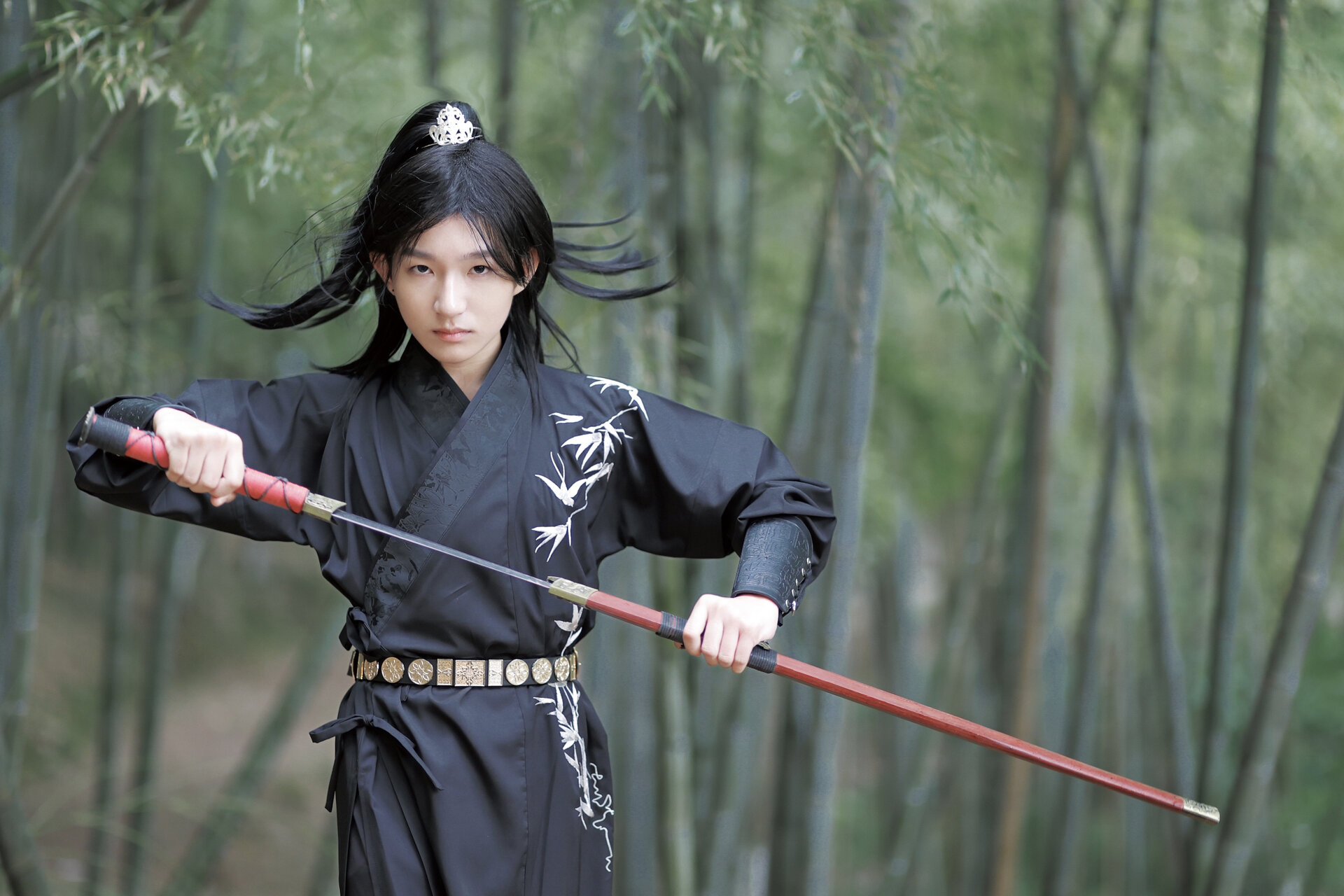 超实用的男生武侠风写真动作 16615一手背后,一手拿剑,看向一侧 2