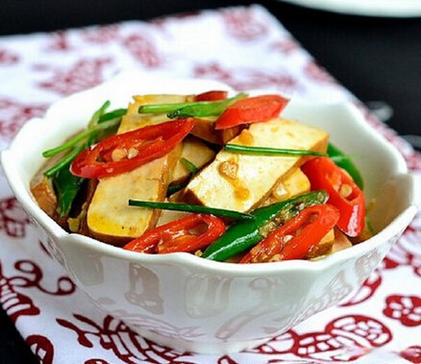 青红椒洗净切成圈,香葱切成段,大蒜切成末;2.攸县香干切成稍厚的片;3.