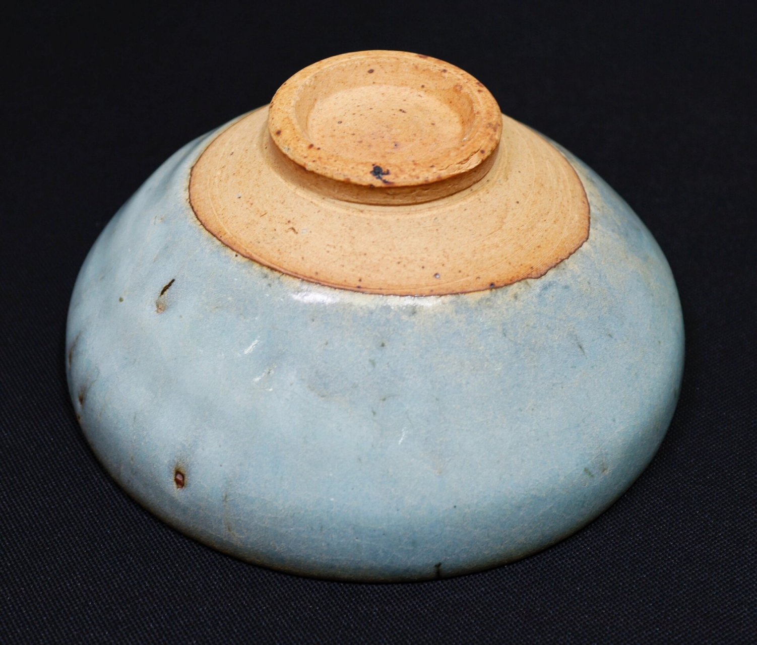 欣赏|元代钧窑天蓝釉紫斑碗 直径18厘米,钧窑瓷器以釉色鲜丽多变,质感