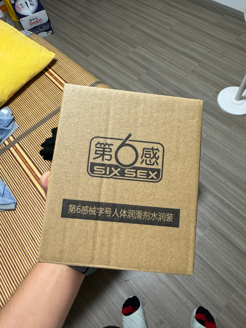 你不用美团袋子就算了,你特么发个安全套的盒子不尴尬吗  简简单单吃