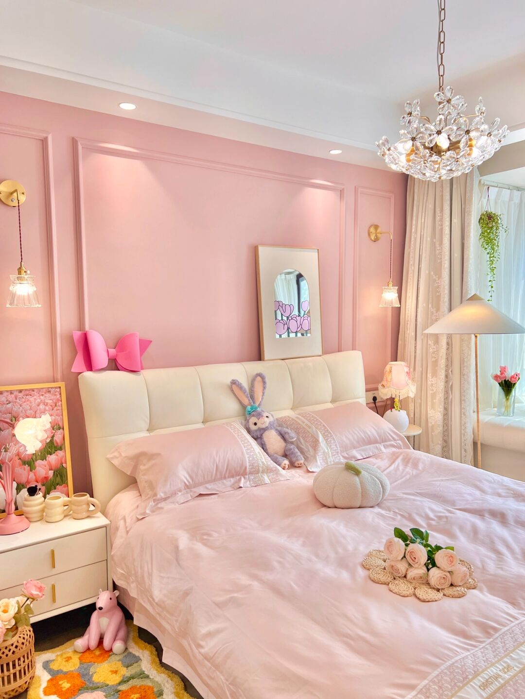 一整屋的粉嘟嘟的,是我爱的卧室没错了 卧室背景墙是蔷薇粉色,花瓣