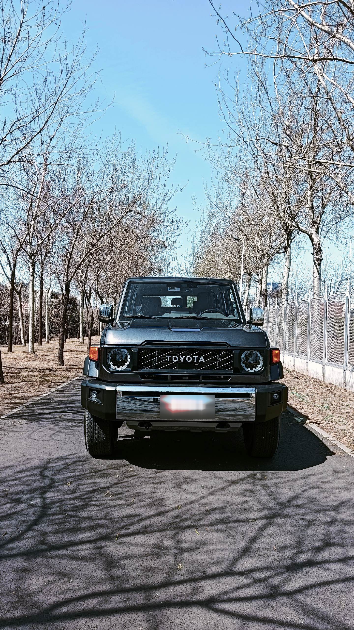 2024款丰田兰德酷路泽lc76.请欣赏lc76的外观