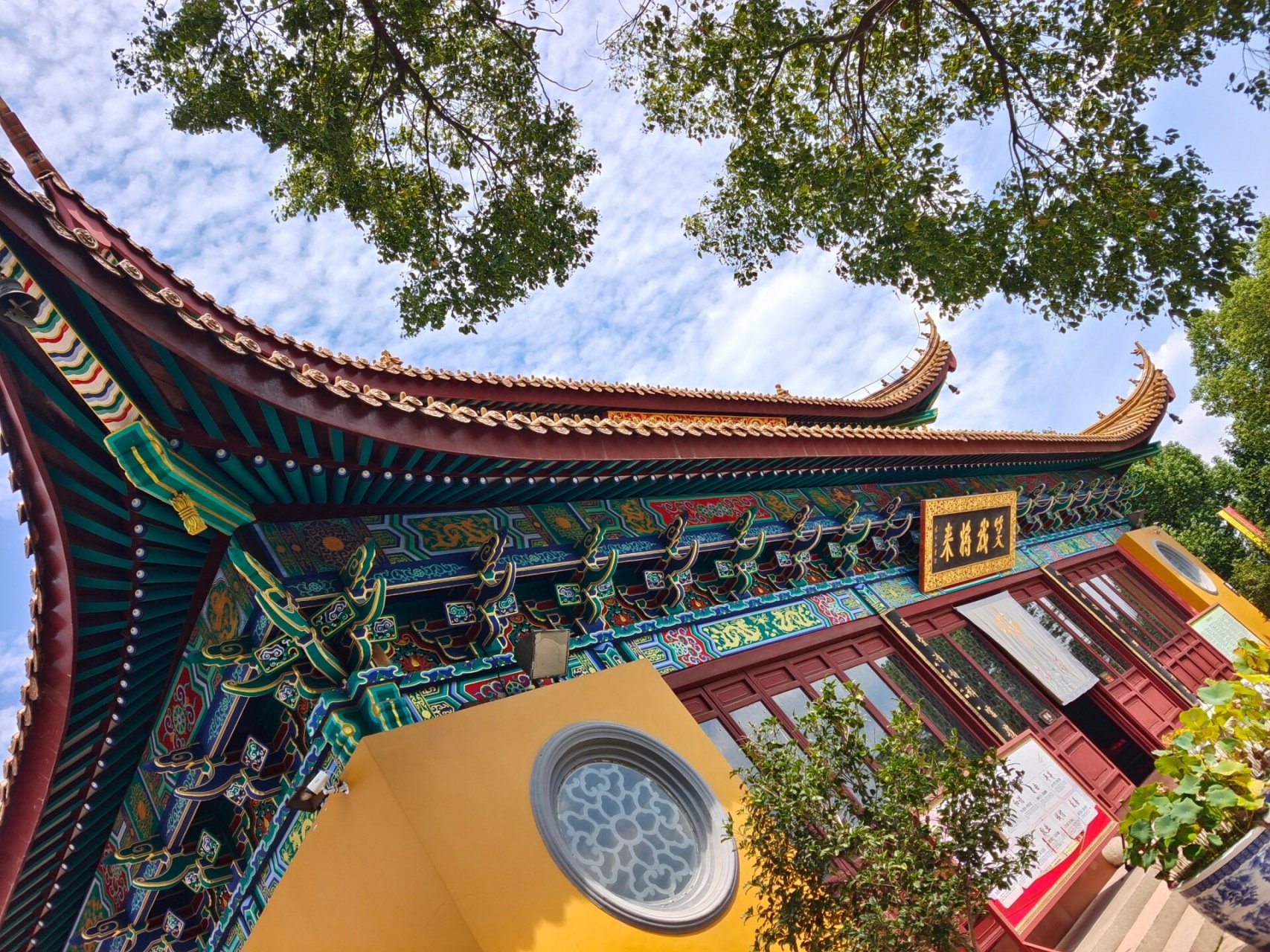 江阴君山寺烧香     门口有停车的位置 不要在外面