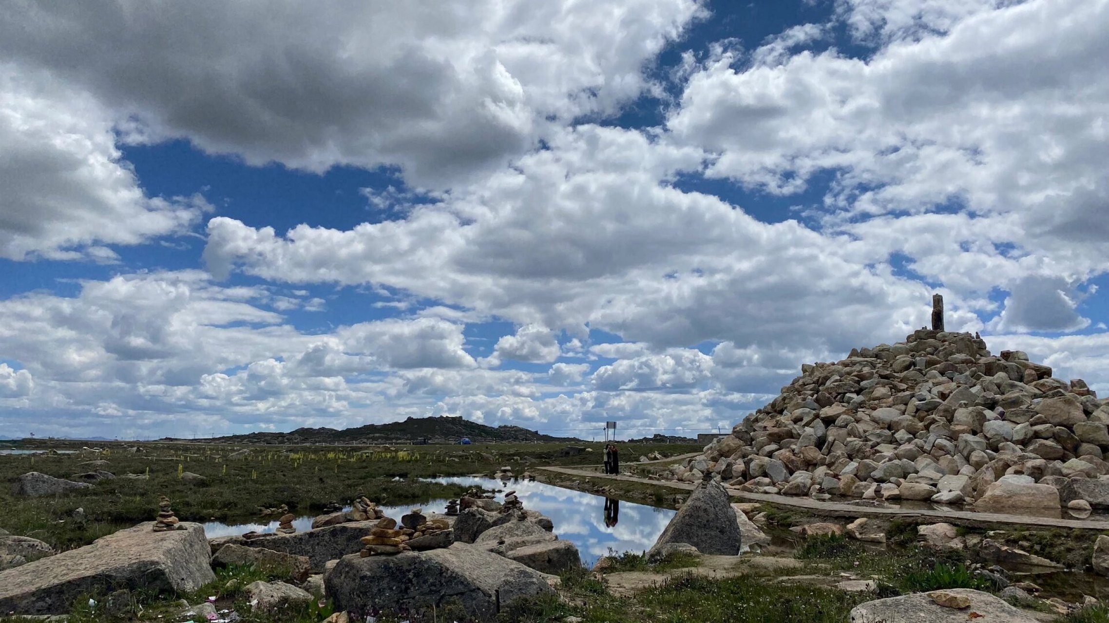 海子山,理塘与稻城间的古冰川遗迹 海子山为雅砻江和金沙江的分水岭