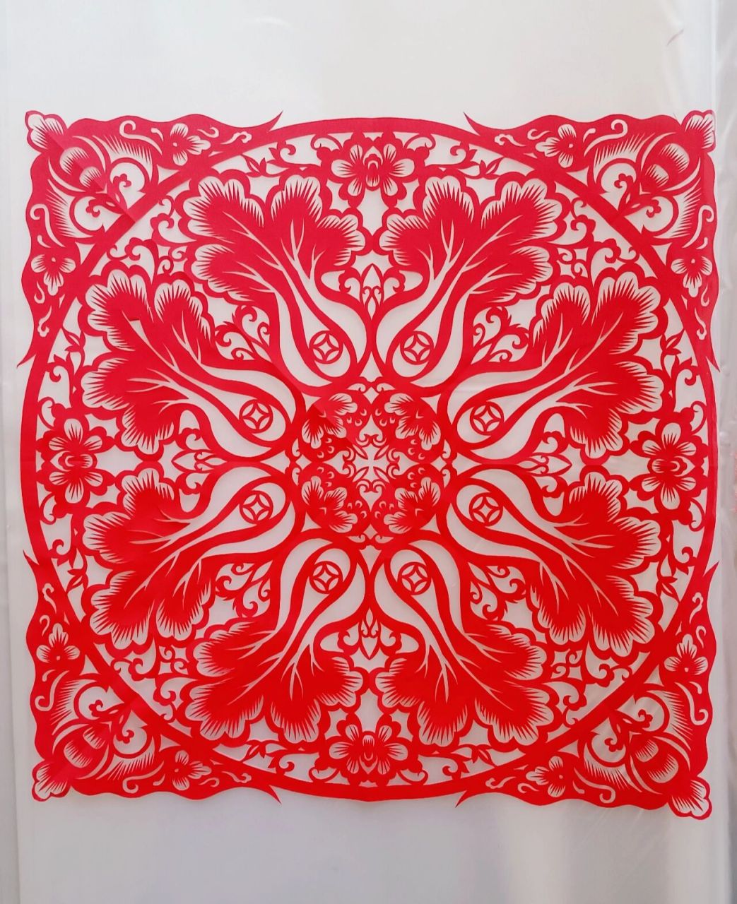 八方来财,团花剪纸作品 剪纸|窗花 第一步:准备笔,纸,剪刀 第二步:叠