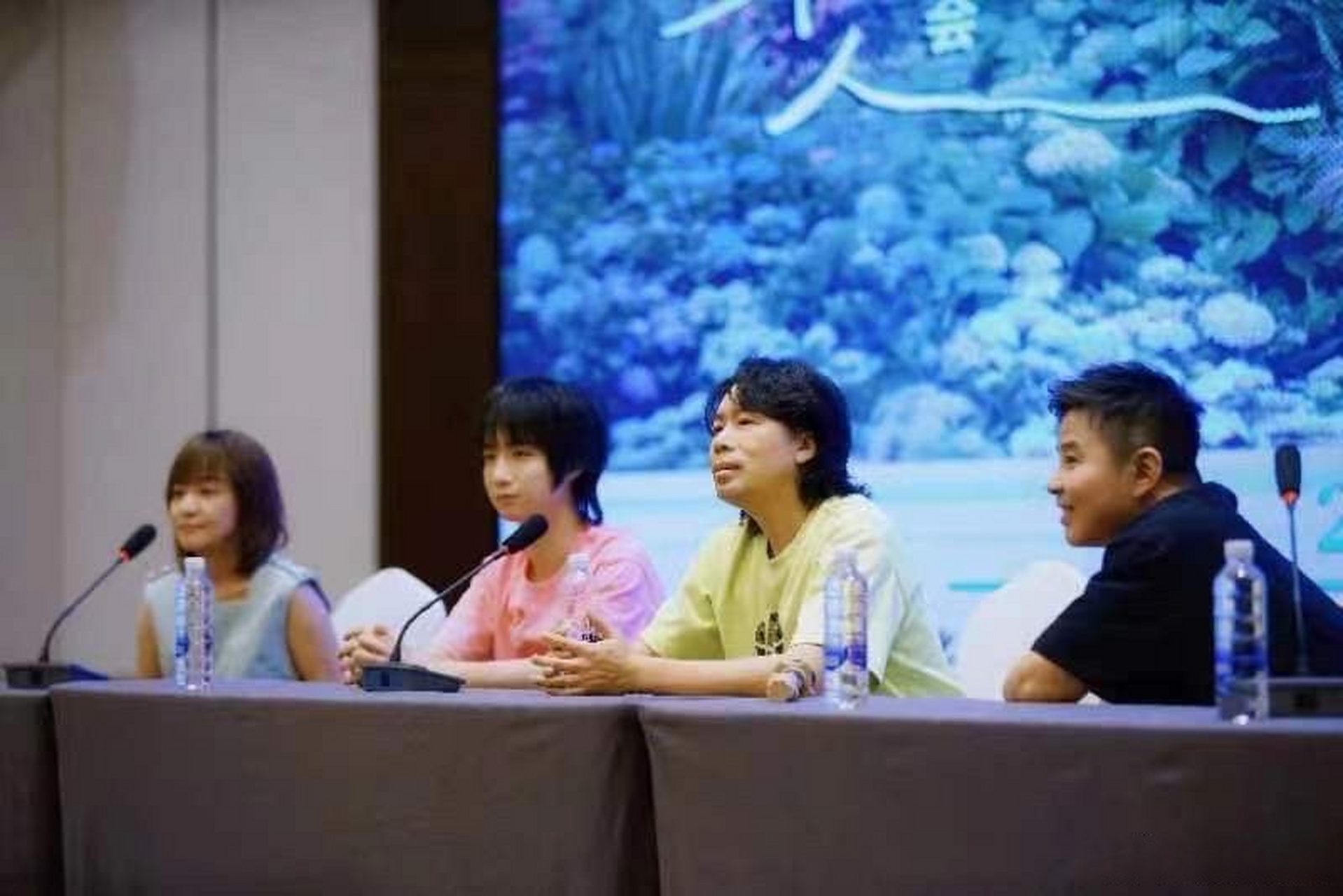 卢老师:(笑而不语) 粉丝:那你们为啥叫水木年华呢?