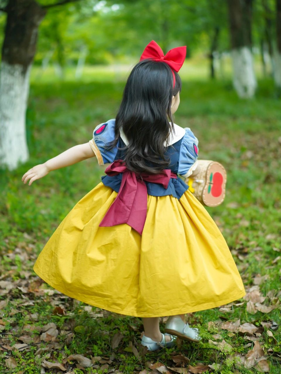 女孩子都会喜欢的白雪公主裙了吧～ 	 太精致啦 #骗你生女儿# #女童穿