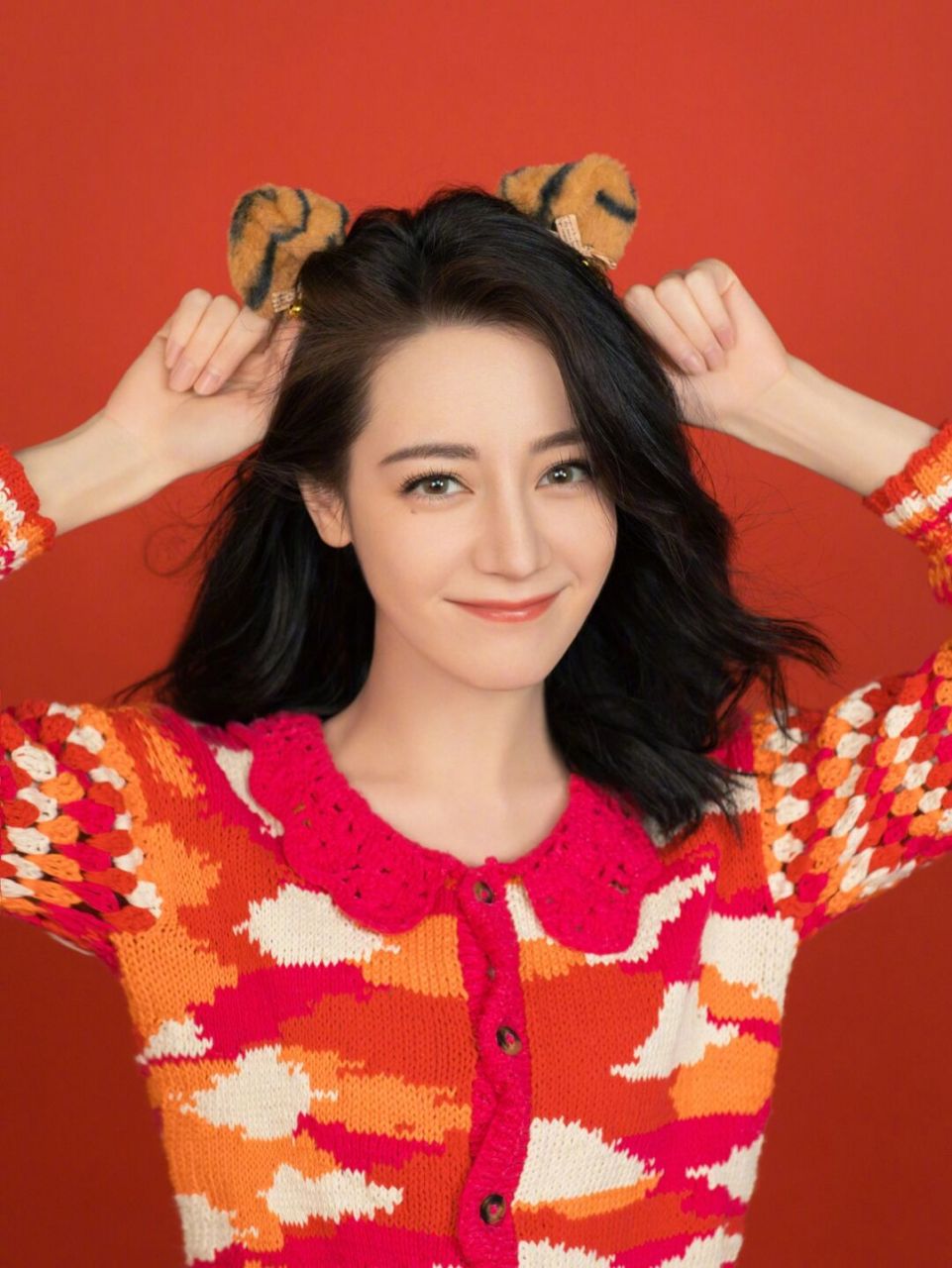 06古力娜扎: 红色开衫毛衣:jacquemus 黑色爱心玛瑙耳环:fandh