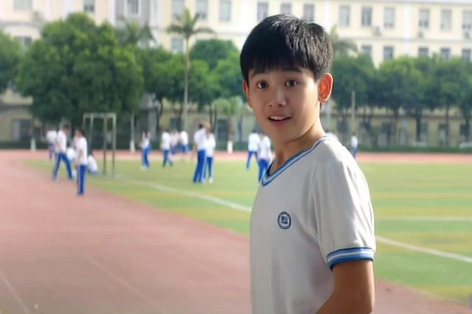 胡先煦晒三宫格毕业照#胡先煦晒毕业照三连拍文案"加油,再见"  祝贺