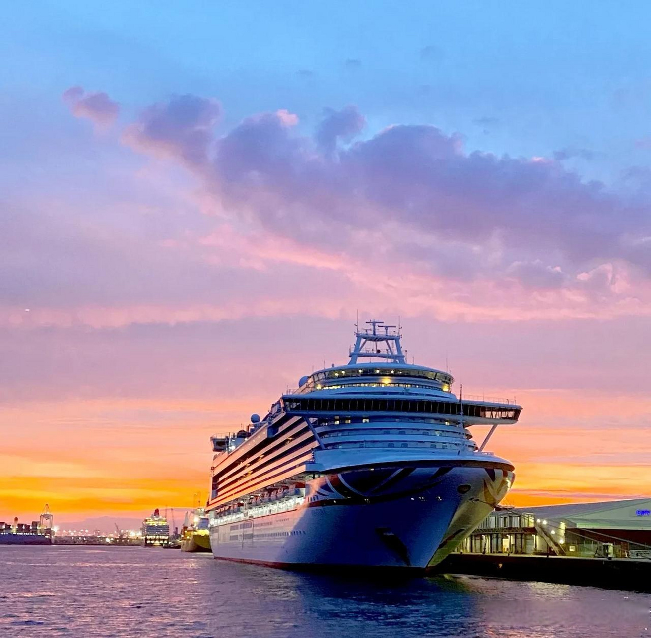 南安普顿是个美丽的海滨城市,同时也是泰坦尼克号出发的港口城市,不算