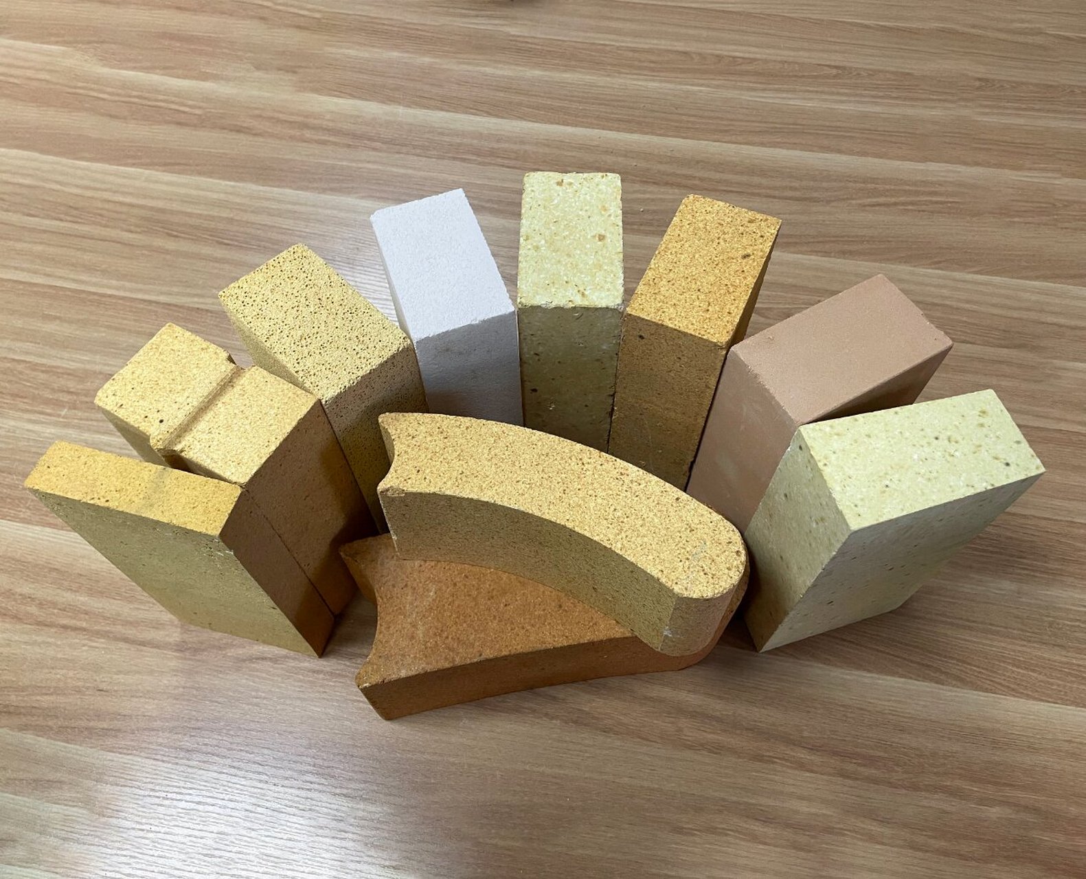 耐火砖是定型的耐火材料,它的形状固定有固定的尺寸,耐火砖的种类