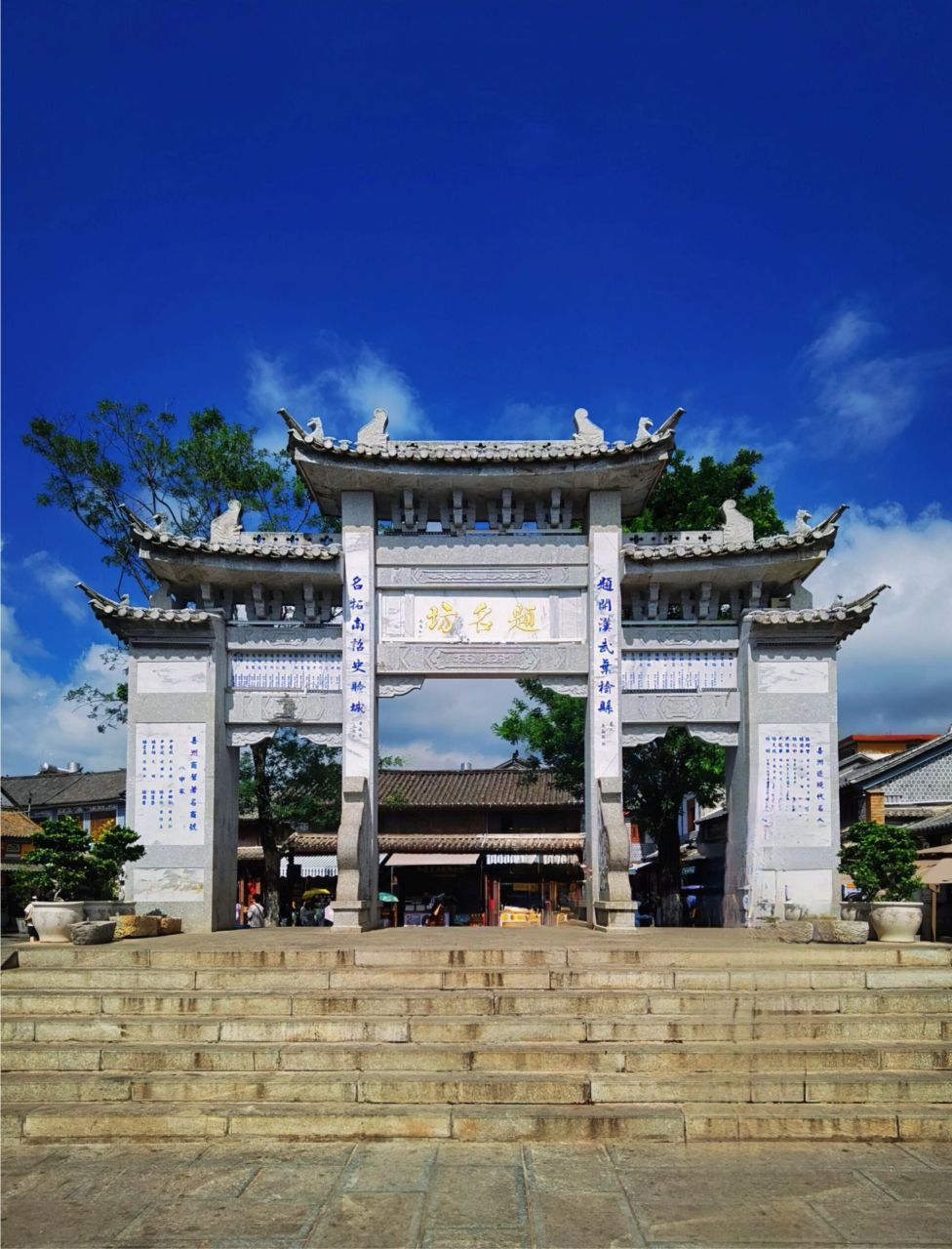 以下是喜洲古镇的旅游攻略: 1.