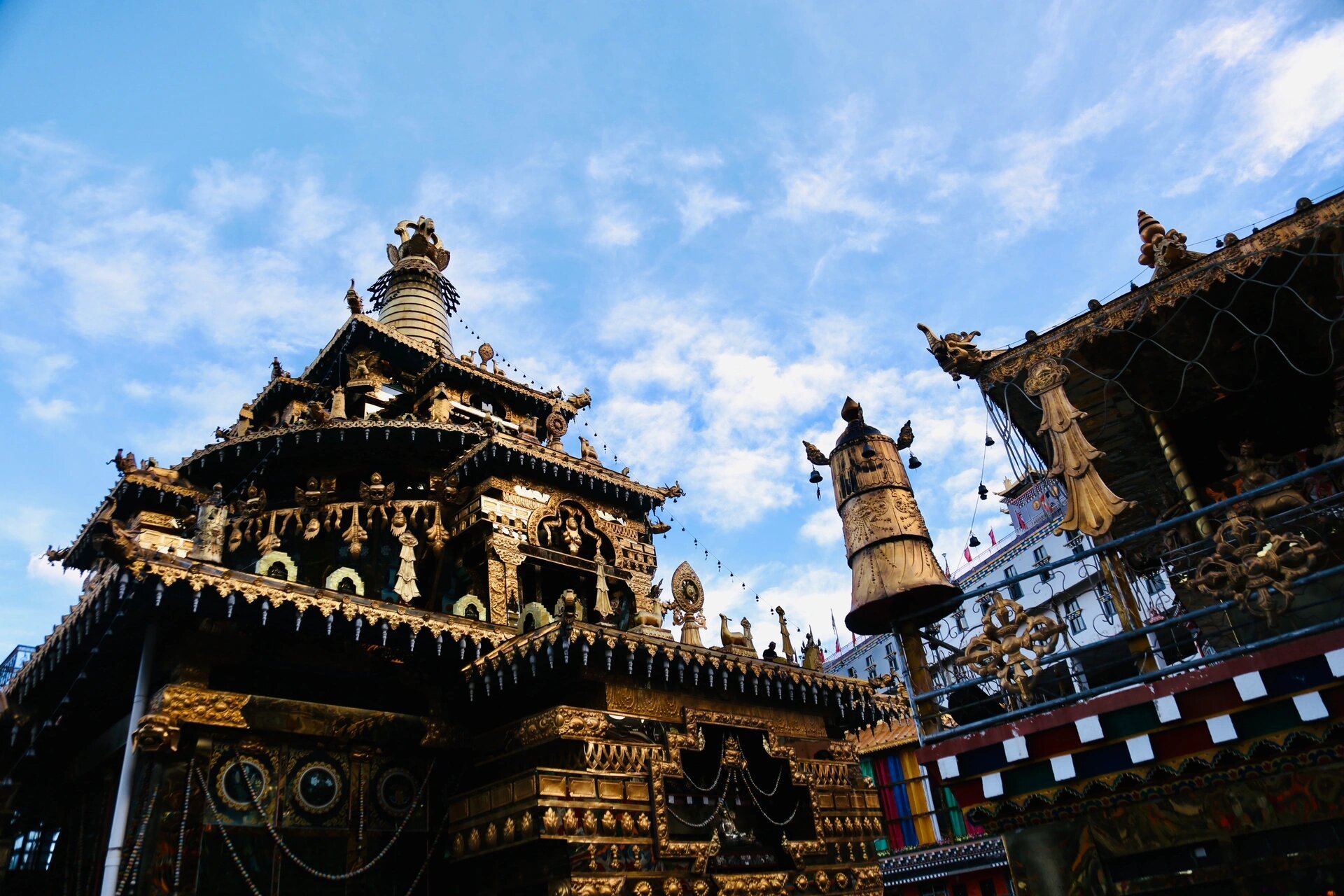 川西秘境|噶陀寺 在川西深处,有一处修建在半山的寺庙,整座寺庙依山而