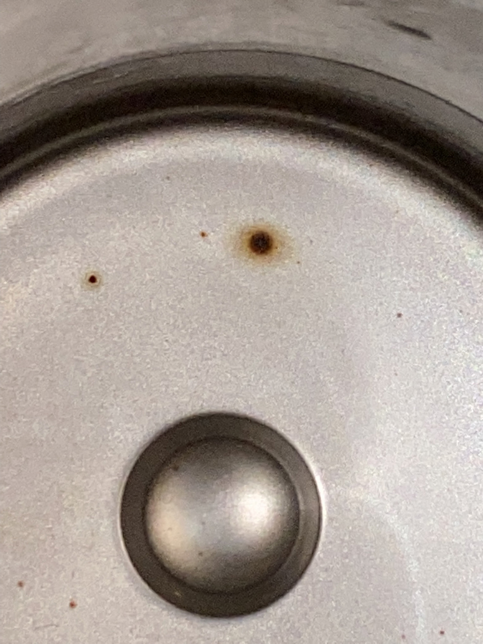 天猫买的膳魔师保温杯生锈了 用了大概一个月才发现杯底有锈点 之前