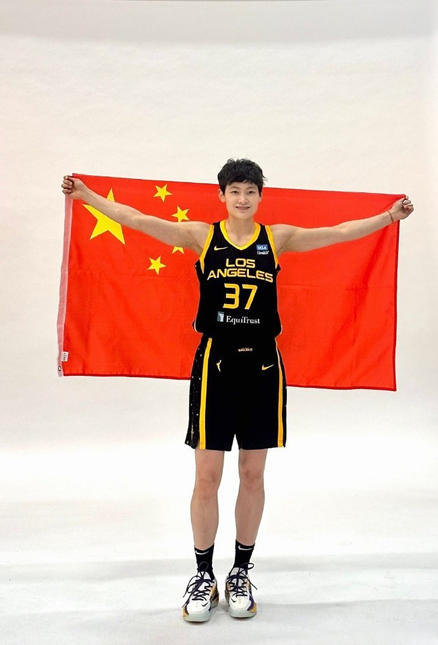 国旗亮相wnba#   [照相机]中国女篮球员杨力维yic 晒出自己穿着洛杉矶