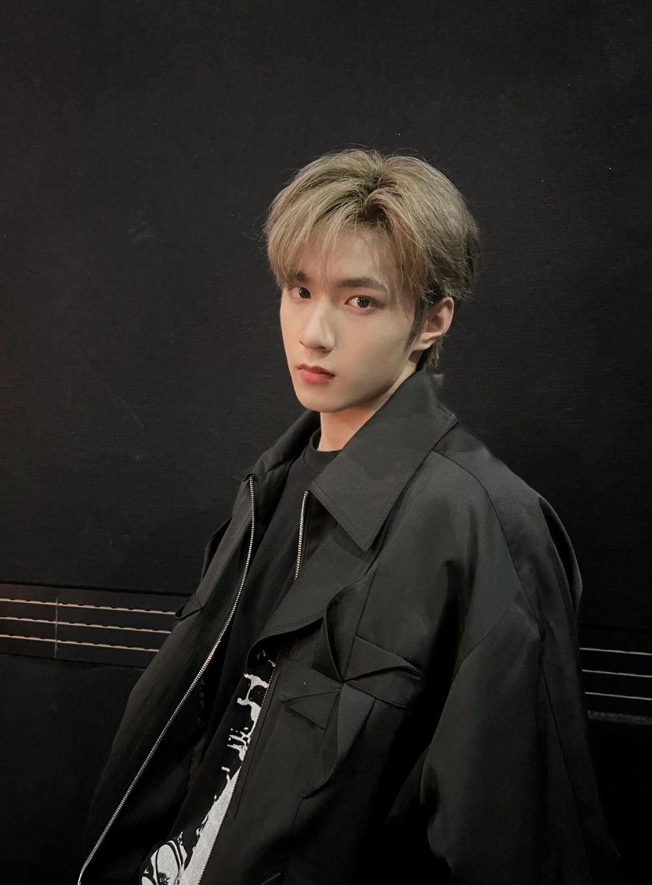 刘耀文7015a-clod-wall*99golden goose99 栗发黑衣出镜的酷