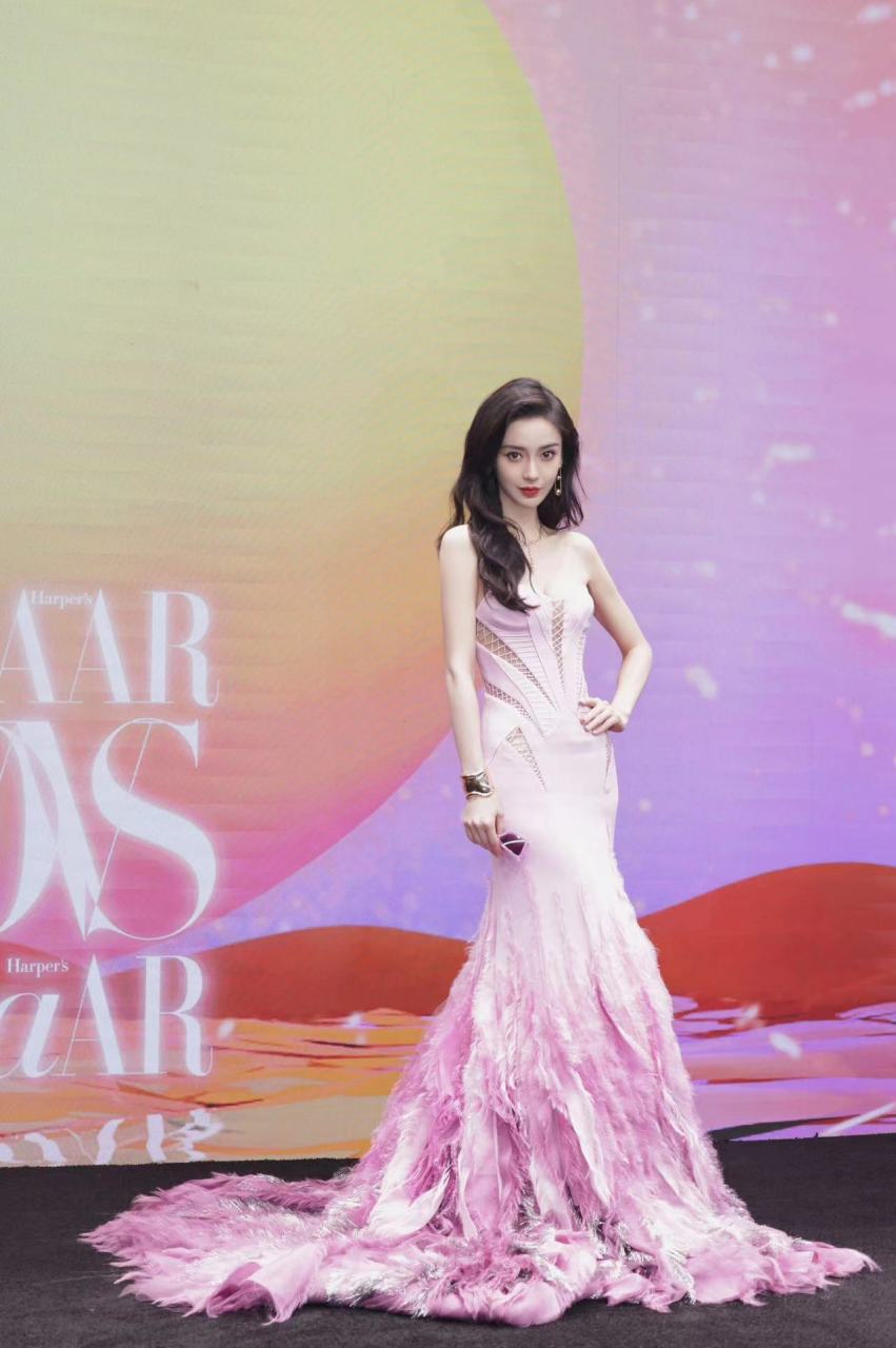 angelababy ·@angelababy粉色抹胸羽毛裙 薄纱堆叠渲染朦胧美梦,流羽