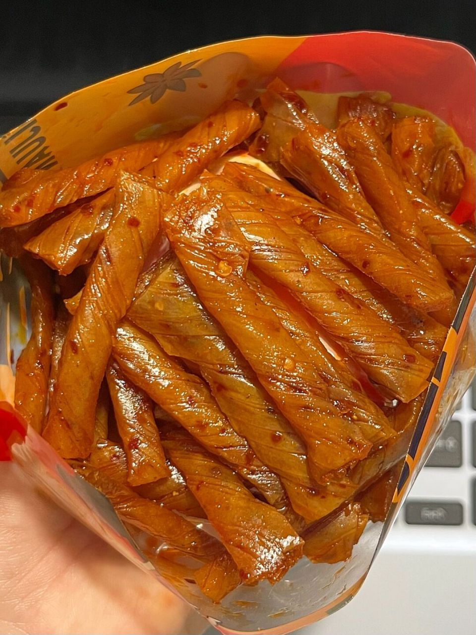 一闻到这个熟悉的味道就流口水…辣条我更喜欢各种豆制类,尤其是相思