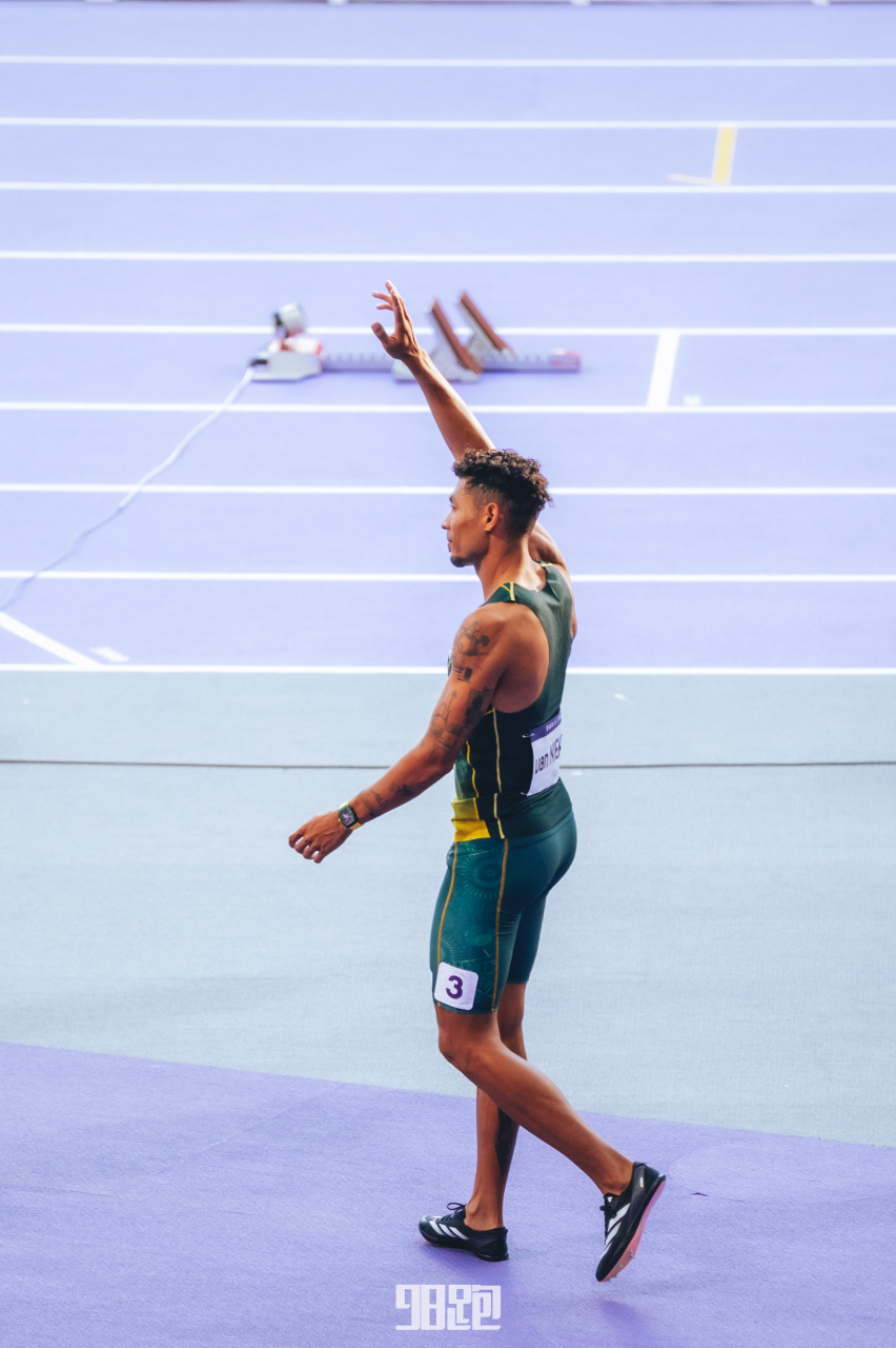 男子400米世界纪录保持者范尼凯克(wayde van niekerk)参加了巴黎