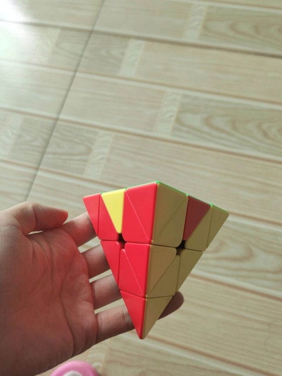三角魔方 我这个三角魔方另两面都是同色了,就差图片上两个面了,拼不
