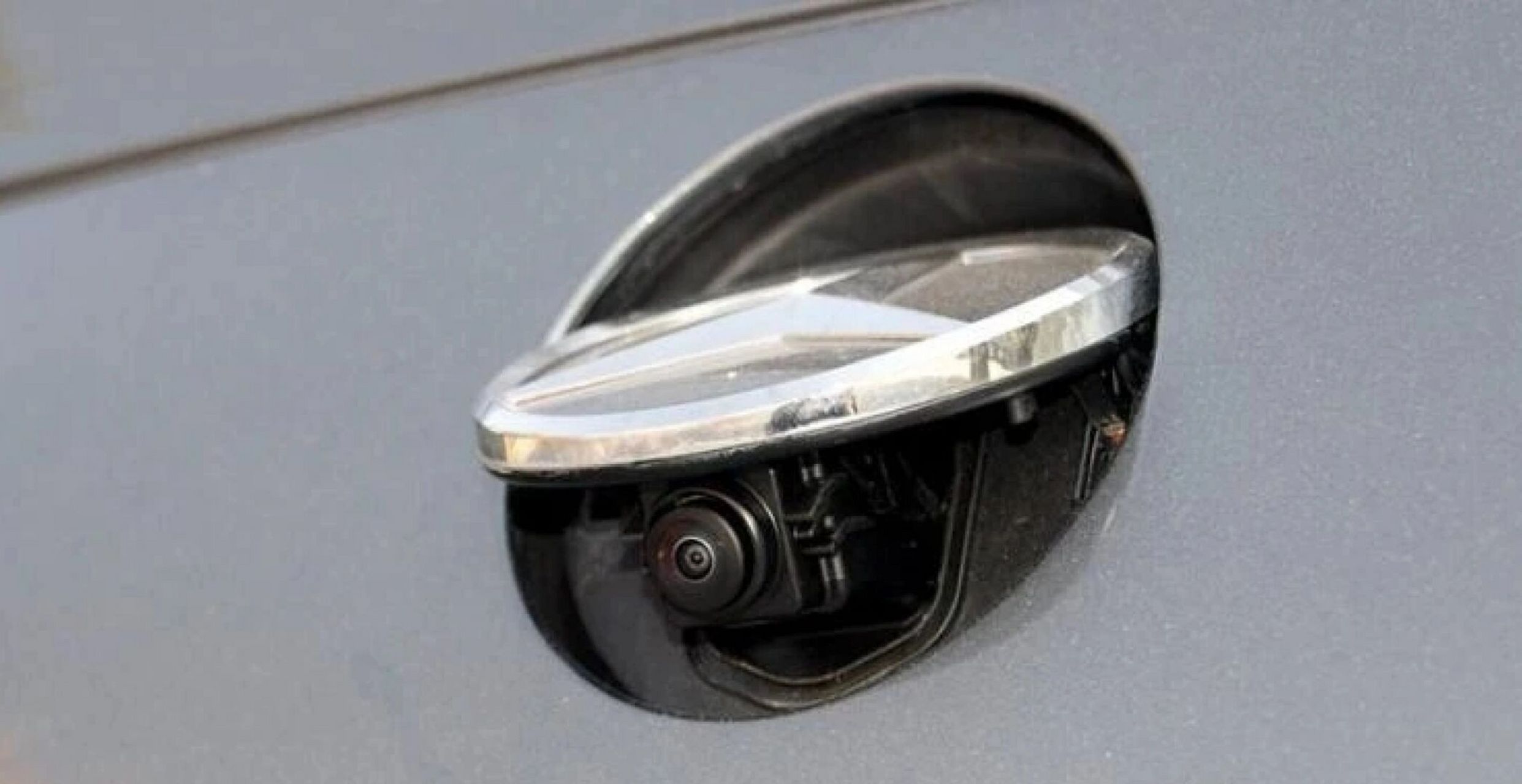 奔驰隐藏式摄像头脏了,该怎么清洗?