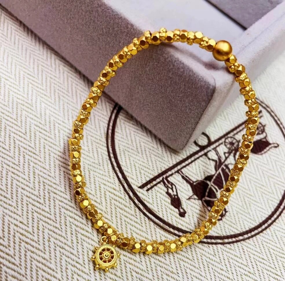 周大福传承碎金子 碎金手链 传承的经典大气中多了一份时尚感 将藏族