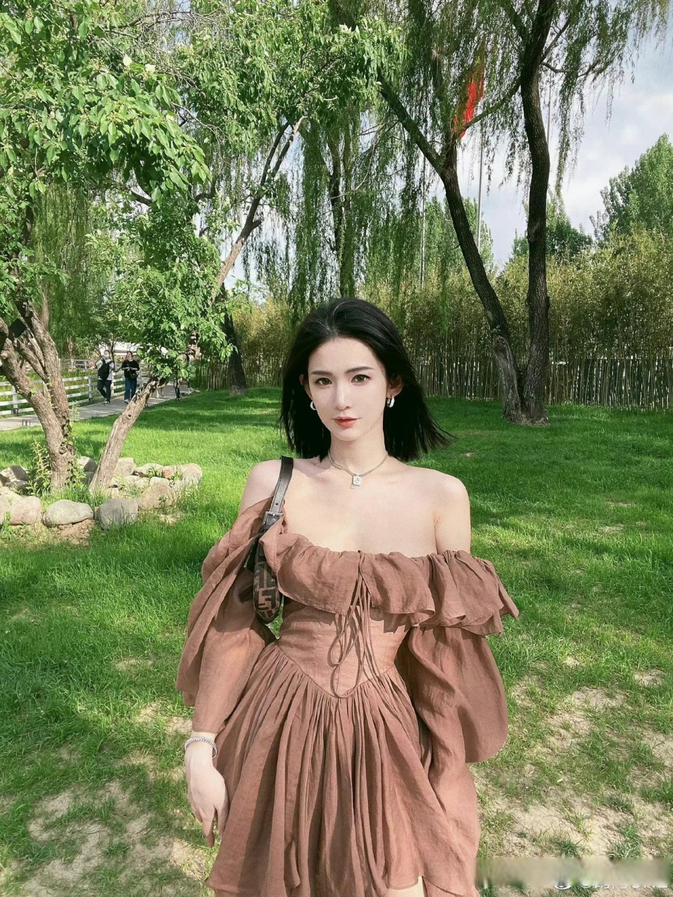 最近很火的网红胡湾,素颜照爆出,感觉脸型和五官与妆后精准照不太一样