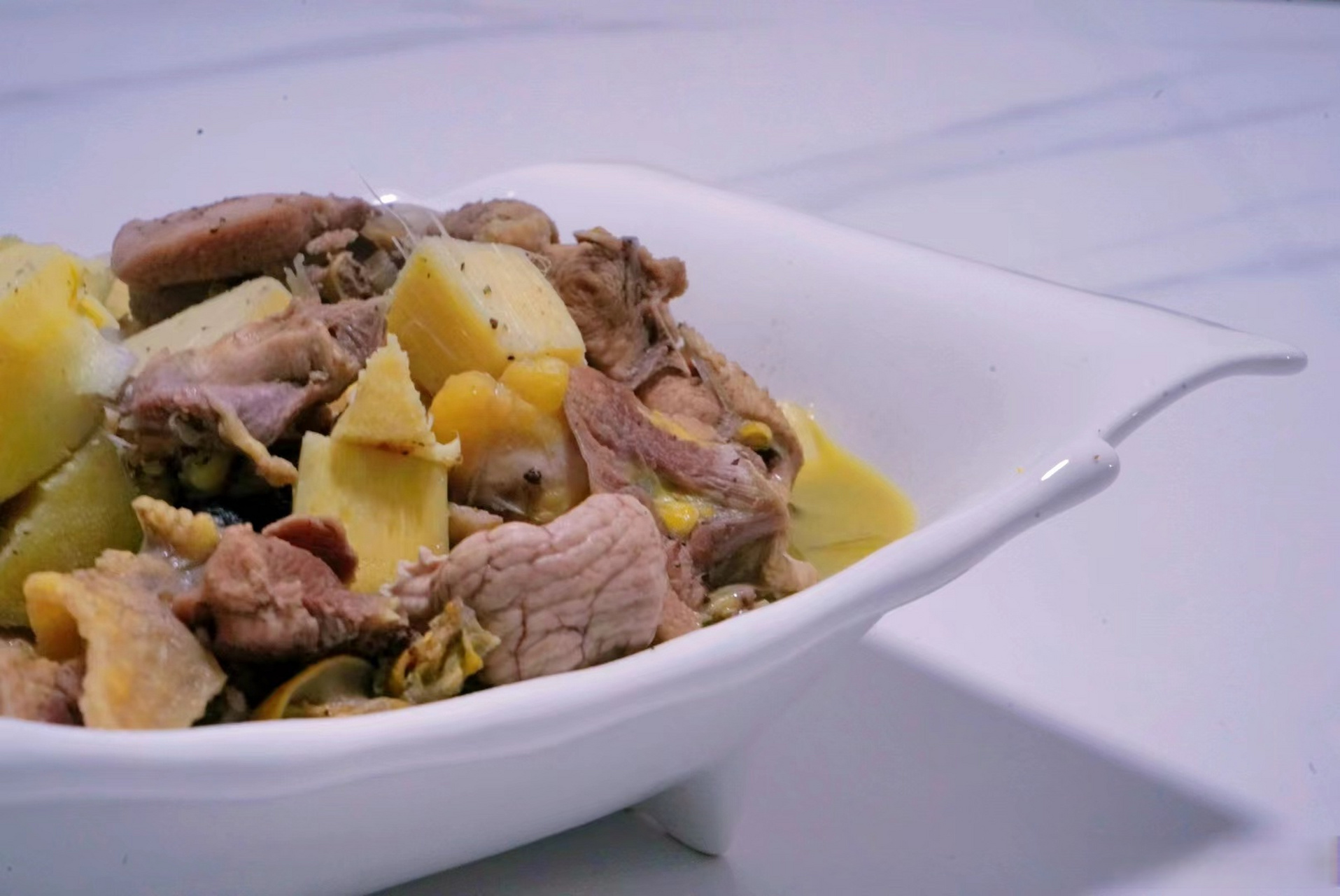 棕包头烀鸡"味道极妙,棕包头取自于腾冲特有的甜棕树尖芯拔出来的嫩茎