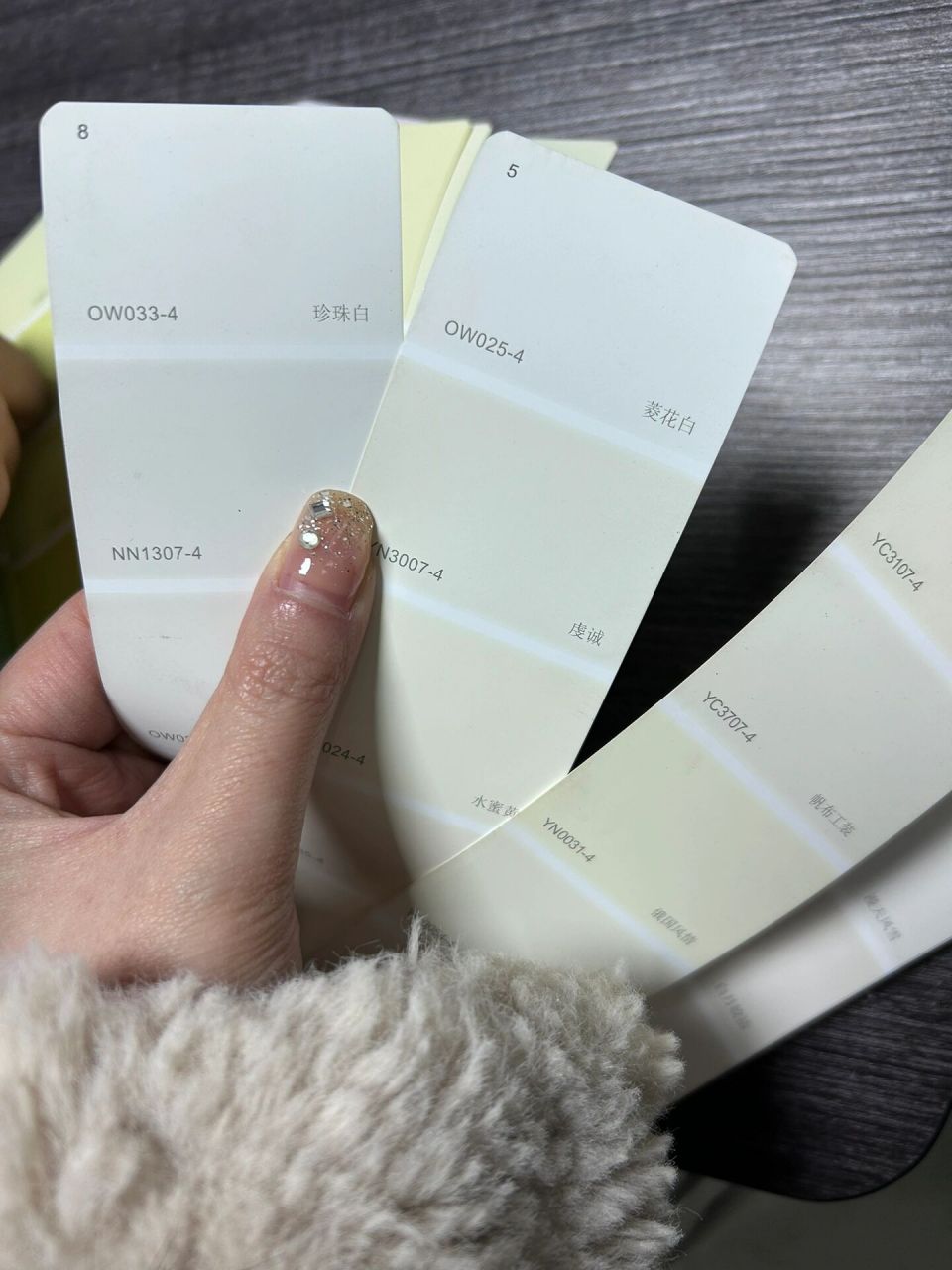 珍珠白vs菱花白,乳胶漆到底选哪个?