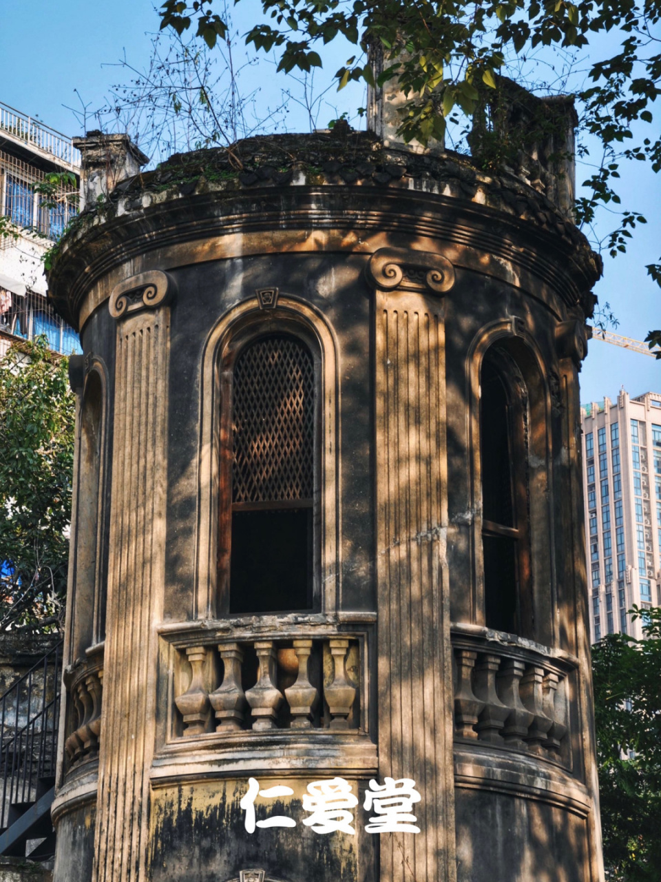 仁爱堂是1902年,由法国神父修建的"仁爱医院"的礼拜堂,是重庆第一座