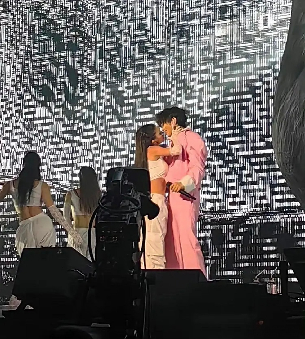 吓一跳,差点以为蔡徐坤在舞台上和伴舞接吻了[捂脸]