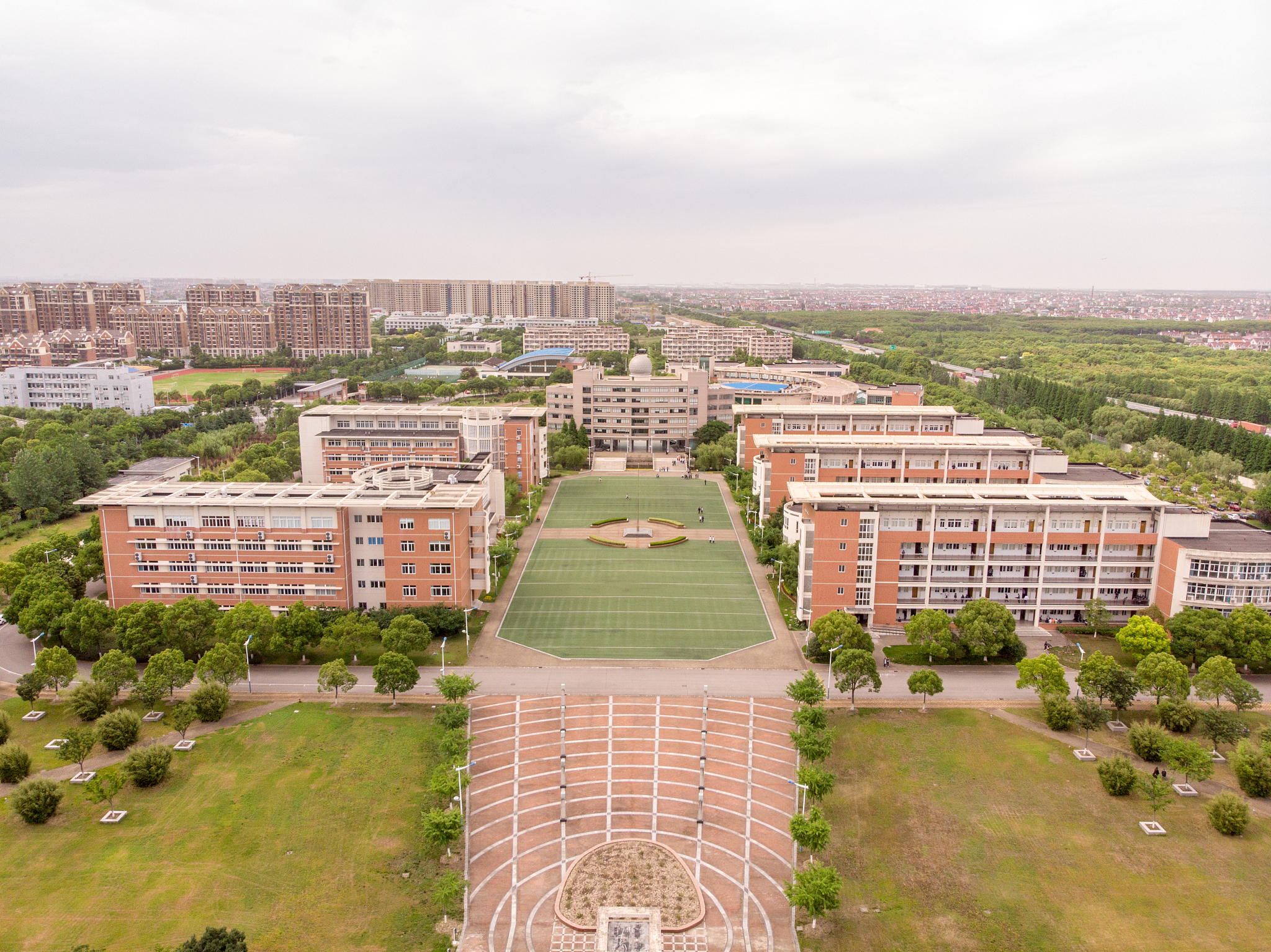 当其他学校还在为"大班额"头疼时,山东某中学直接用94个初一班级刷新