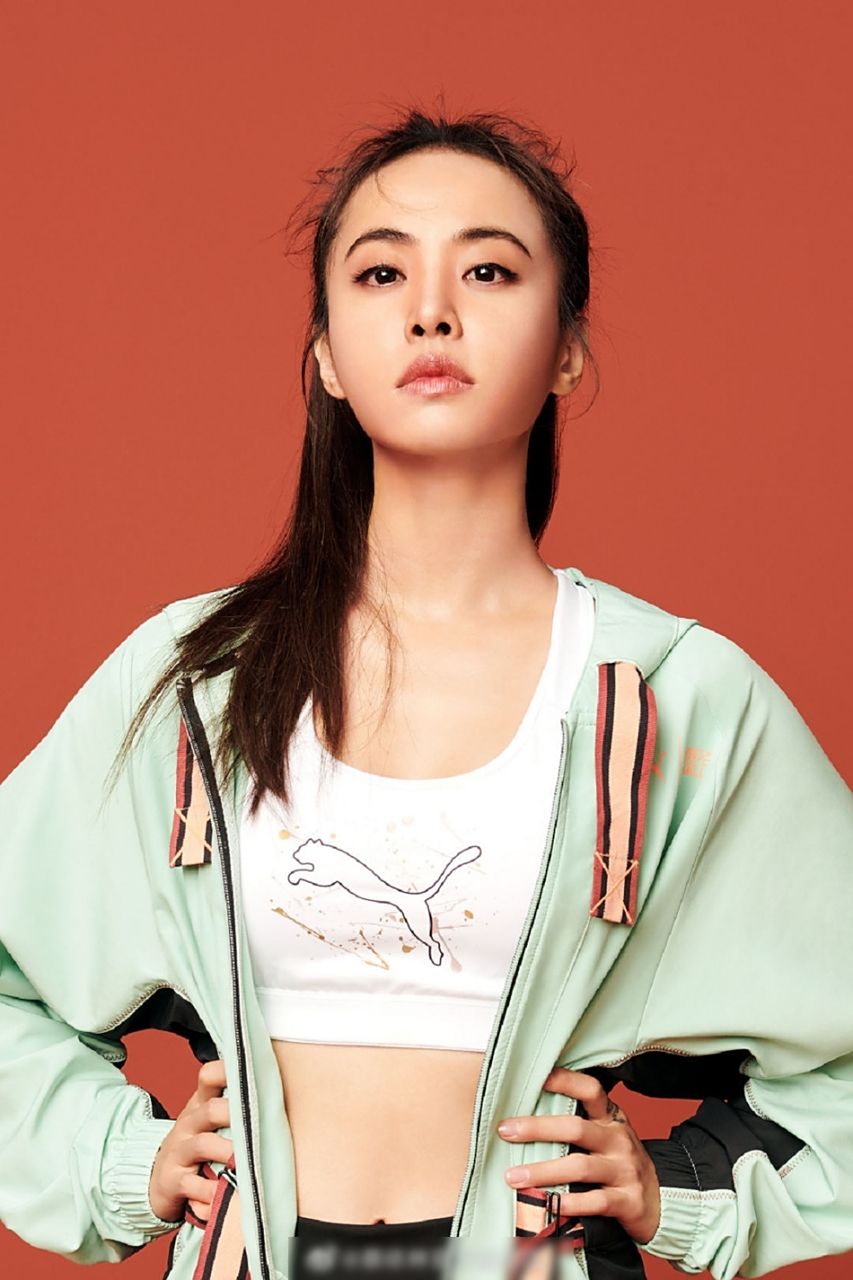 今日封面# 近日,#蔡依林# 最新运动写真曝光,照片中蔡依林身穿运抖烫