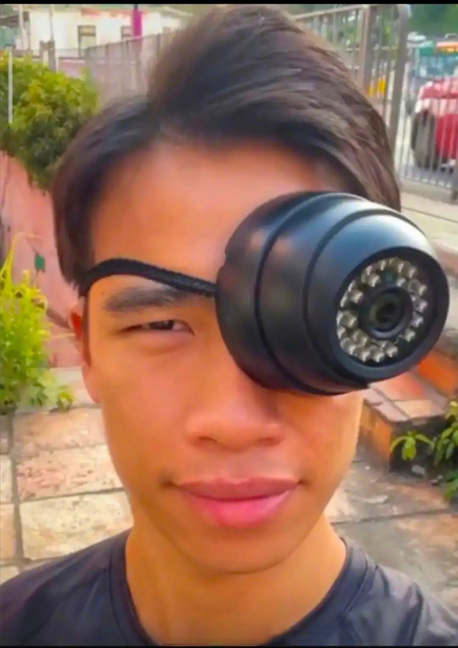 谁能拒绝一个头上长摄像头的男人?