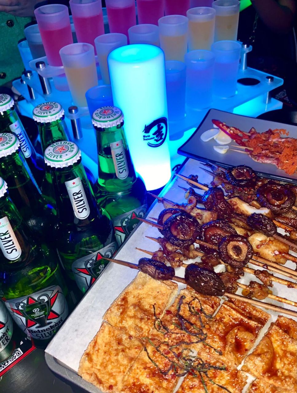 柳州新开了一家超嗨的吉livehouse酒吧91 一进门就看到了满墙井水