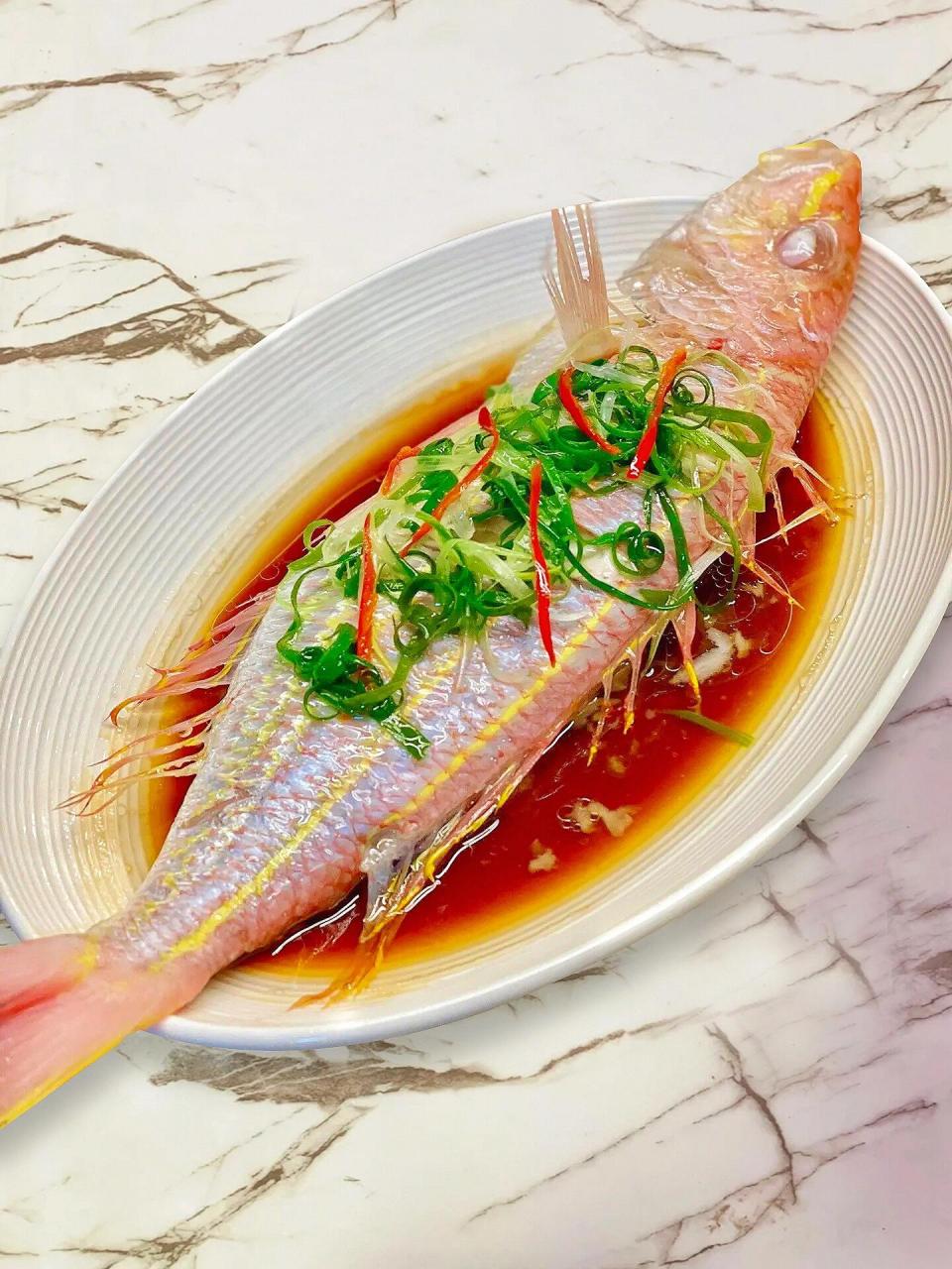 金线鱼,又称红杉鱼,黄线鱼,是一种生活在海洋中的珍贵鱼类.