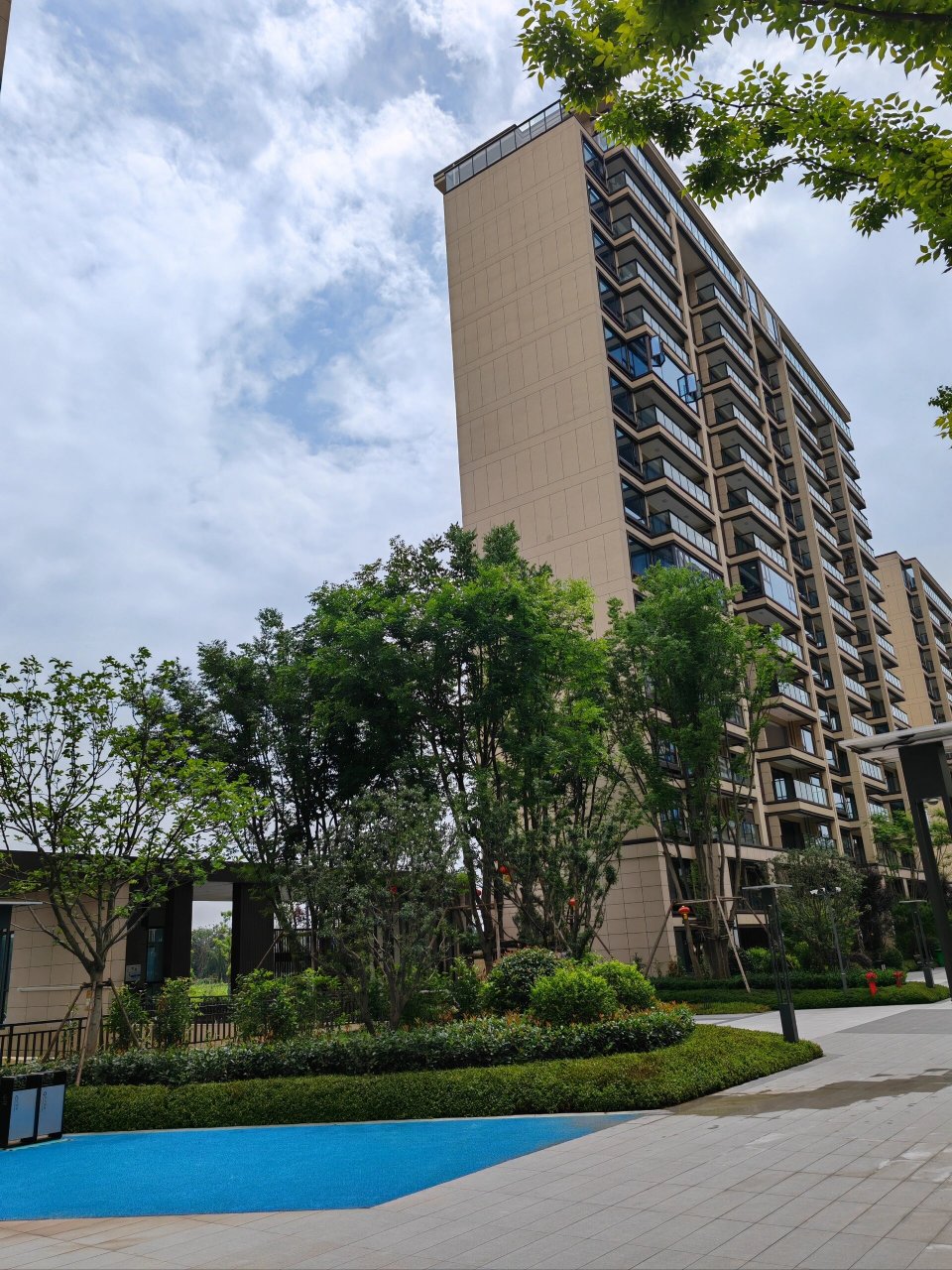 新力东园,从冬季到油菜花开,到盛夏 窗子在三月份就生产完毕 由于特殊