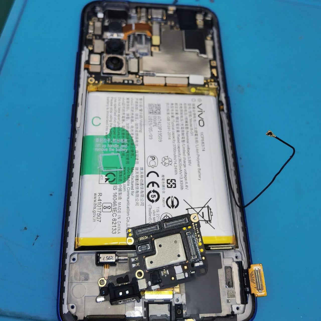 vivo s1pro屏摔的漏液直接不显示,拆机秒修解决问题