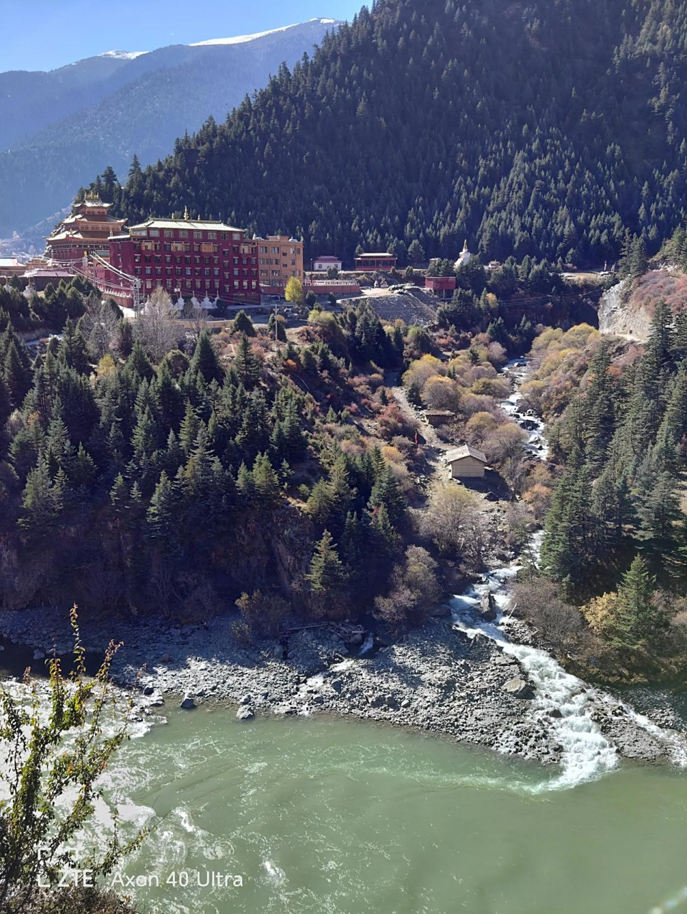 从甘孜到新龙,沿着雅砻江一路南下,有拍不尽的峡谷秋色,与昨天雀儿山