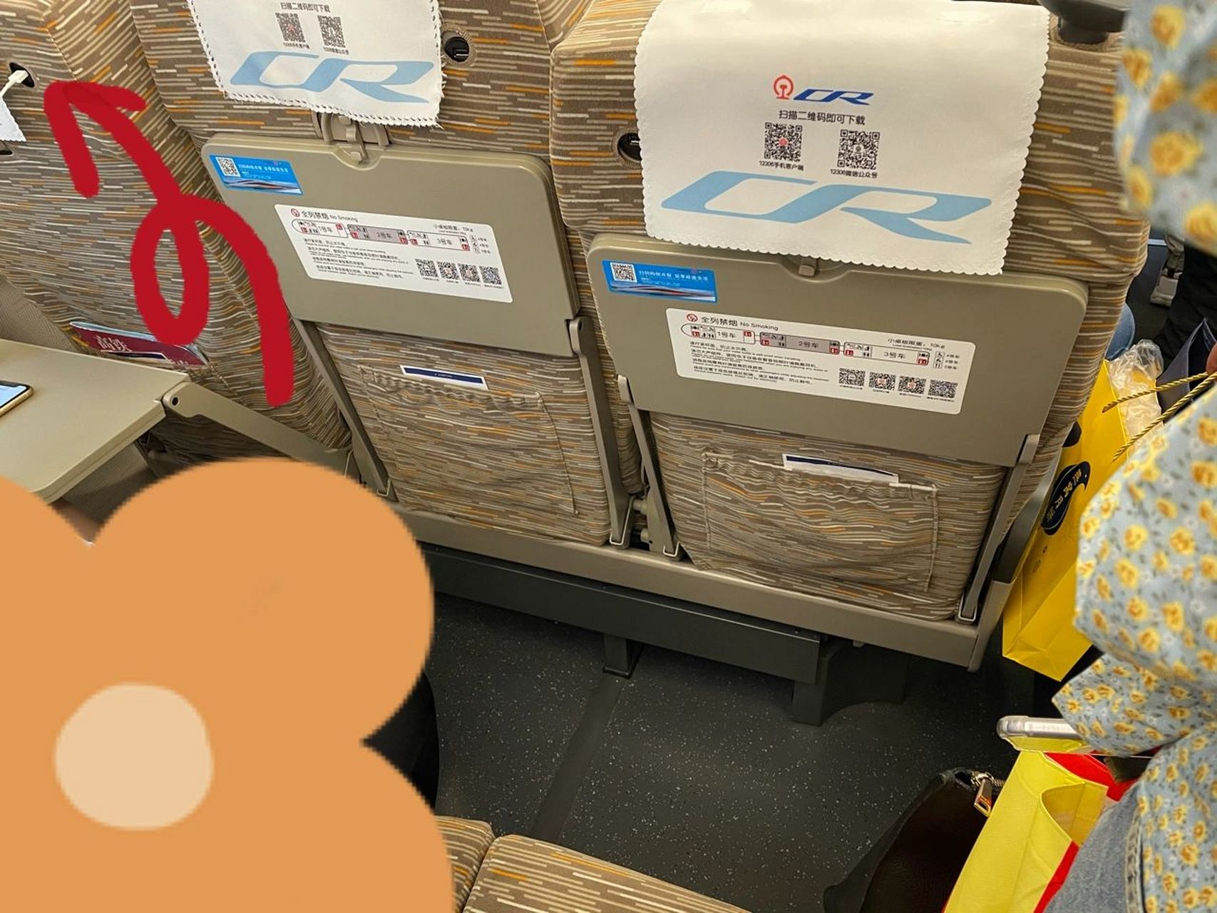 现在高铁充电口这么先进了嘛 每个座位配一个usb充电口 再也不用